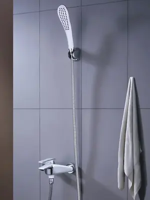 Смеситель для ванны с коротким изливом и душем Rose R1302F