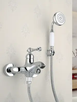 Смеситель для ванны с коротким изливом и душем Rose R0102