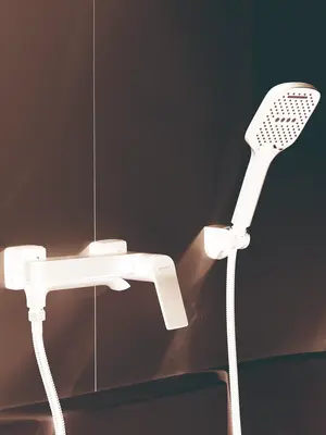 Смеситель для ванны с коротким изливом и душем Shevanik S4102H