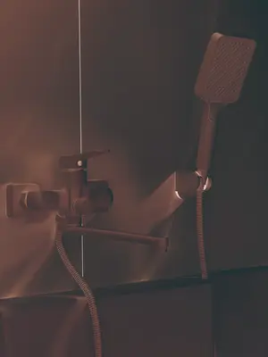 Смеситель для ванны с коротким изливом и душем Shevanik S9902C