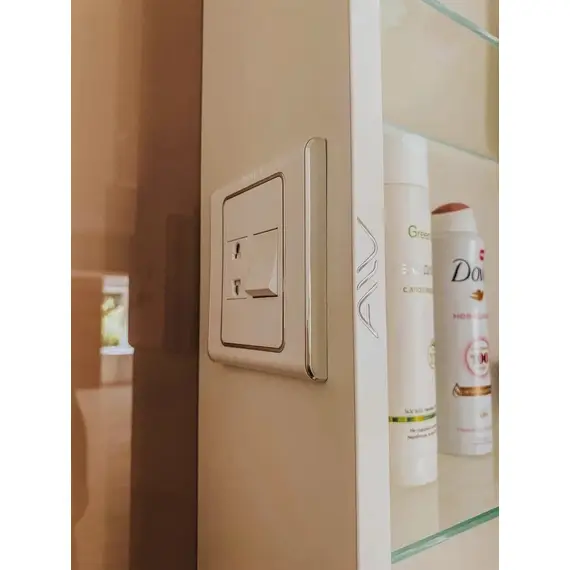 Зеркальный шкаф Alavann Lana 55 см, с розеткой, нейтральная подсветка, изображение 11